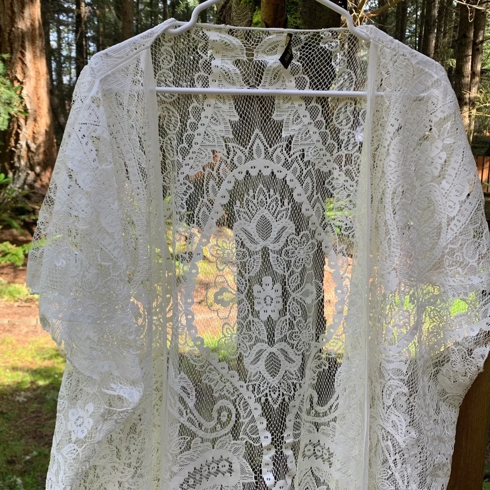 Ann & Rose White Lace Fringe Kimono